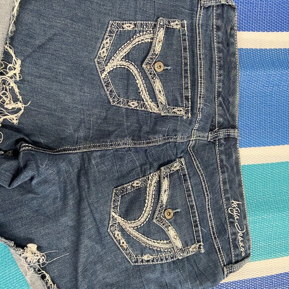 Ariya Jeans Denim Embroidery W16 Shorts - Picture 5 of 10